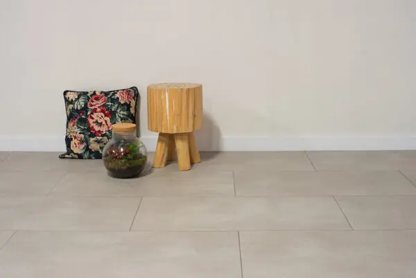 Floer Comfy Click Tegel PVC Tankenberg Leemgrijs front sfeer