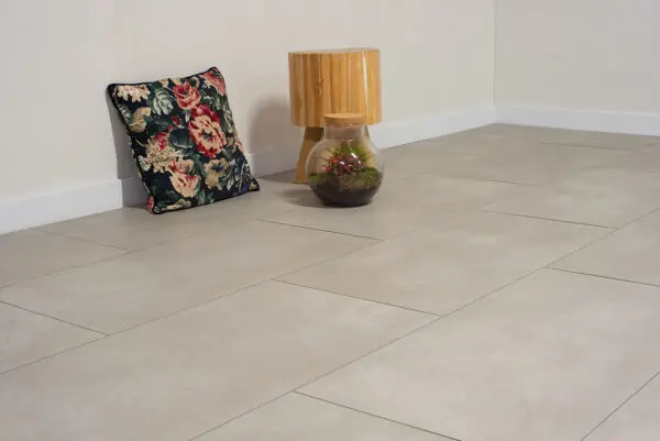 Floer Comfy Click Tegel PVC Tankenberg Leemgrijs perspectief sfeer