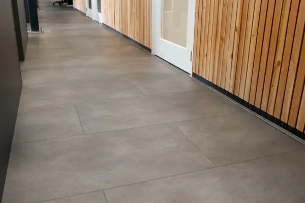 Floer Tegel Click PVC Vloer Hasseberg Antraciet sfeer 2
