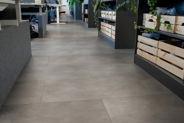 Floer Tegel Click PVC Vloer Hasseberg Antraciet sfeer 3