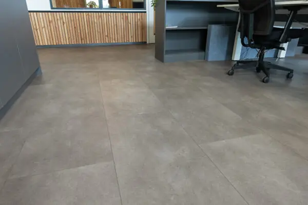 Floer Tegel Click PVC Vloer Hasseberg Antraciet sfeer 5