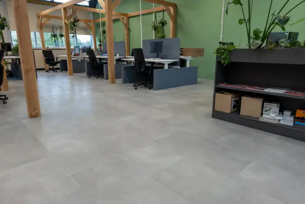 Floer Tegel Click PVC Vloer Vaalserberg Donkergrijs sfeer 1