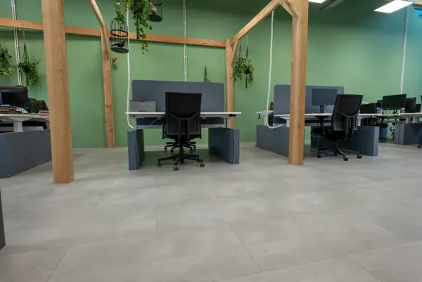 Floer Tegel Click PVC Vloer Vaalserberg Donkergrijs sfeer 3