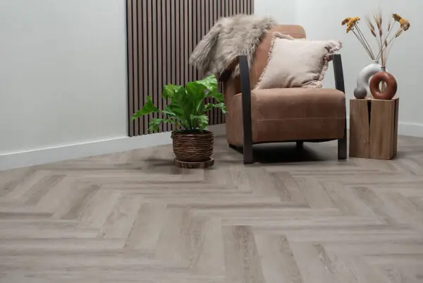 Floer Visgraat PVC Grijs Eiken sfeer perspectief