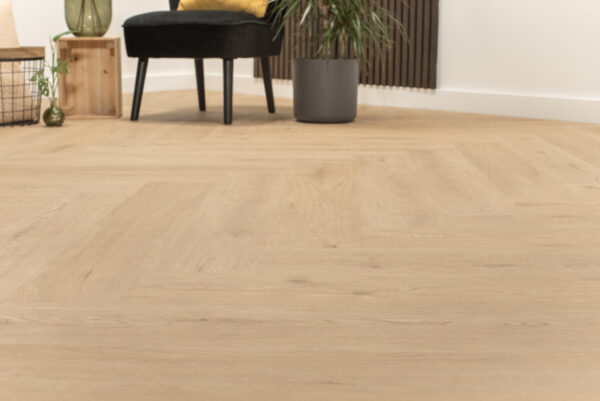 Floer Walvisgraat Click PVC Gaia Grijsbeige sfeer perspectief closeup