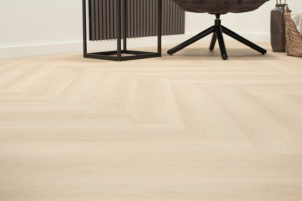 Floer Walvisgraat PVC Balein Beige sfeer perspectief closeup