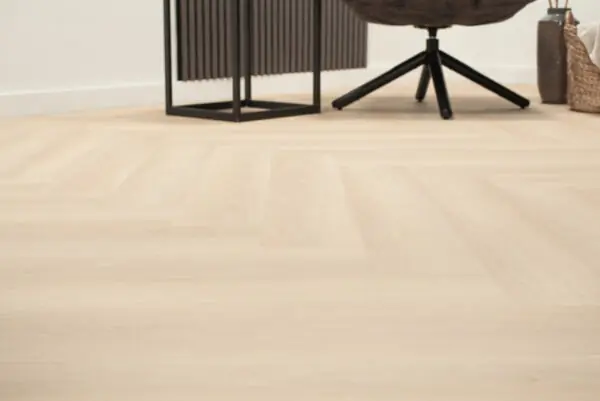 Floer Walvisgraat PVC Balein Beige sfeer perspectief closeup